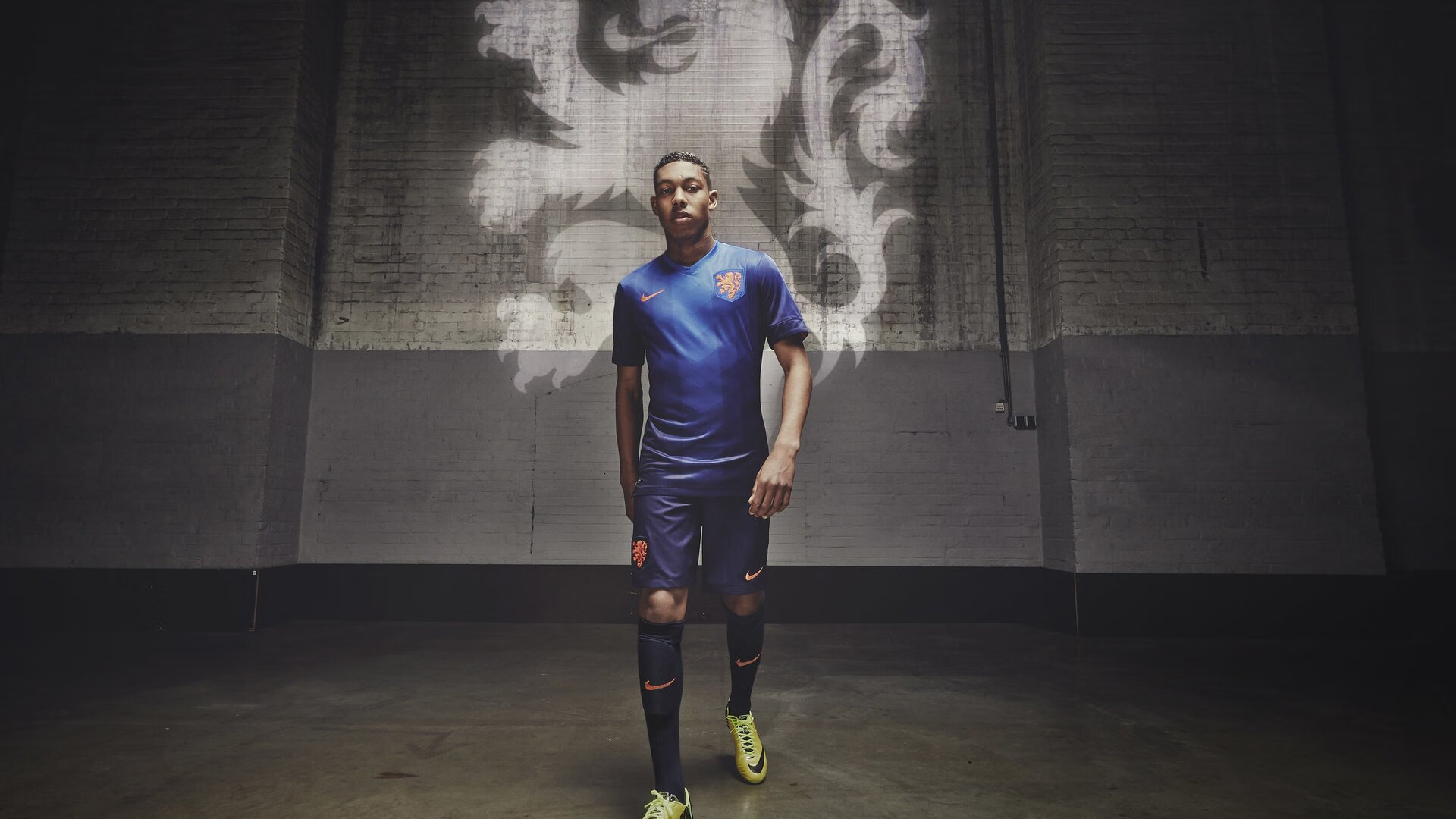 德甲中场密集包夹，压制对手核心球员，德甲的球场